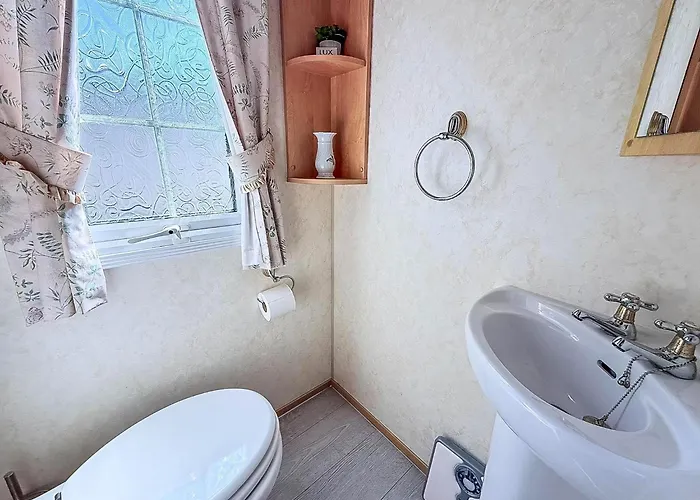 Lovely 6 Berth Caravan On California Cliffs Holiday Park In Norfolk Ref 50007M
