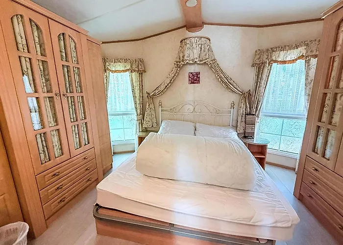Lovely 6 Berth Caravan On California Cliffs Holiday Park In Norfolk Ref 50007M