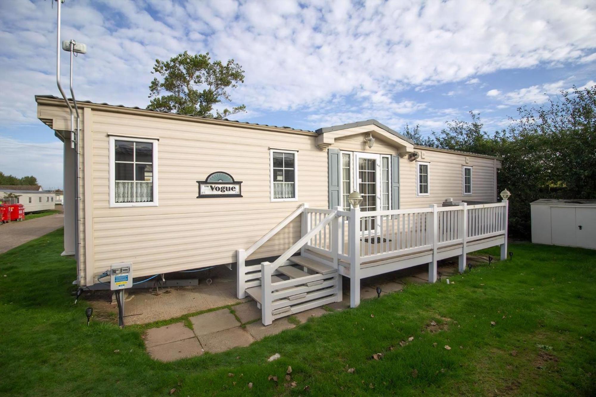 Campsite Lovely 6 Berth Caravan On California Cliffs In Norfolk Ref 50007m