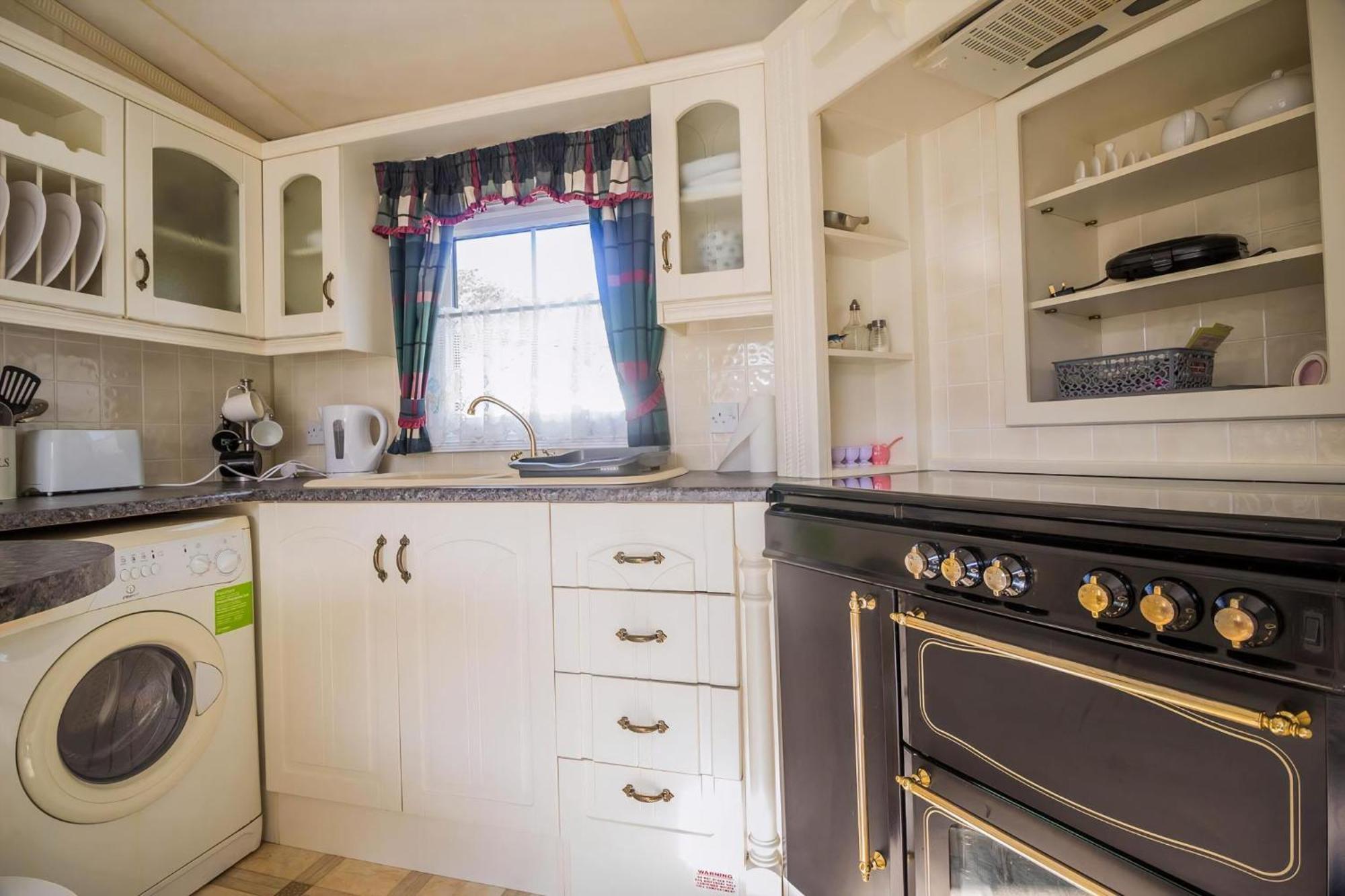 Lovely 6 Berth Caravan On California Cliffs In Norfolk Ref 50007m Campsite Great Yarmouth