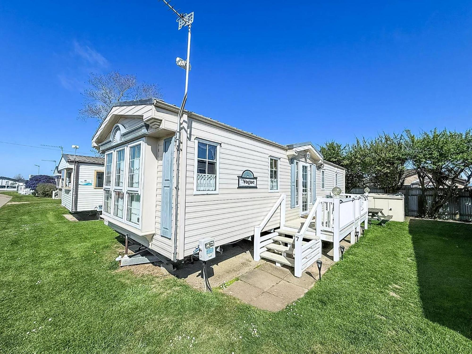 Campsite Lovely 6 Berth Caravan On California Cliffs In Norfolk Ref 50007m