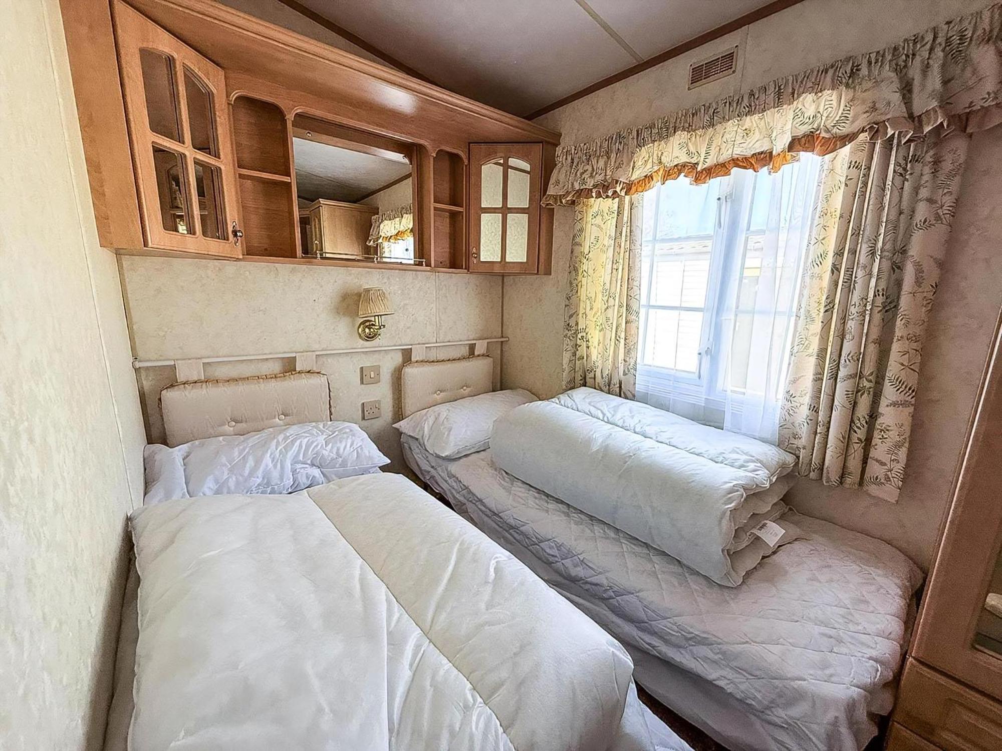 Lovely 6 Berth Caravan On California Cliffs In Norfolk Ref 50007m Campsite
